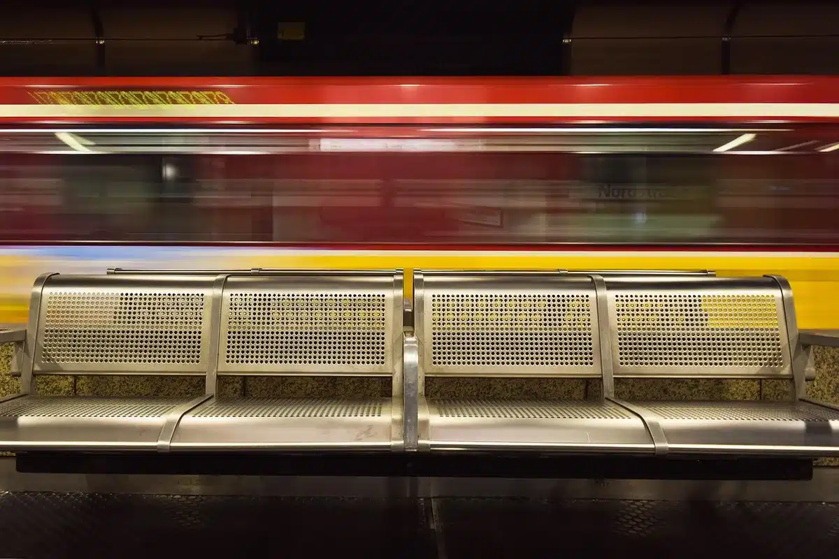 Gare d'une petite ville avec quai et train en journée