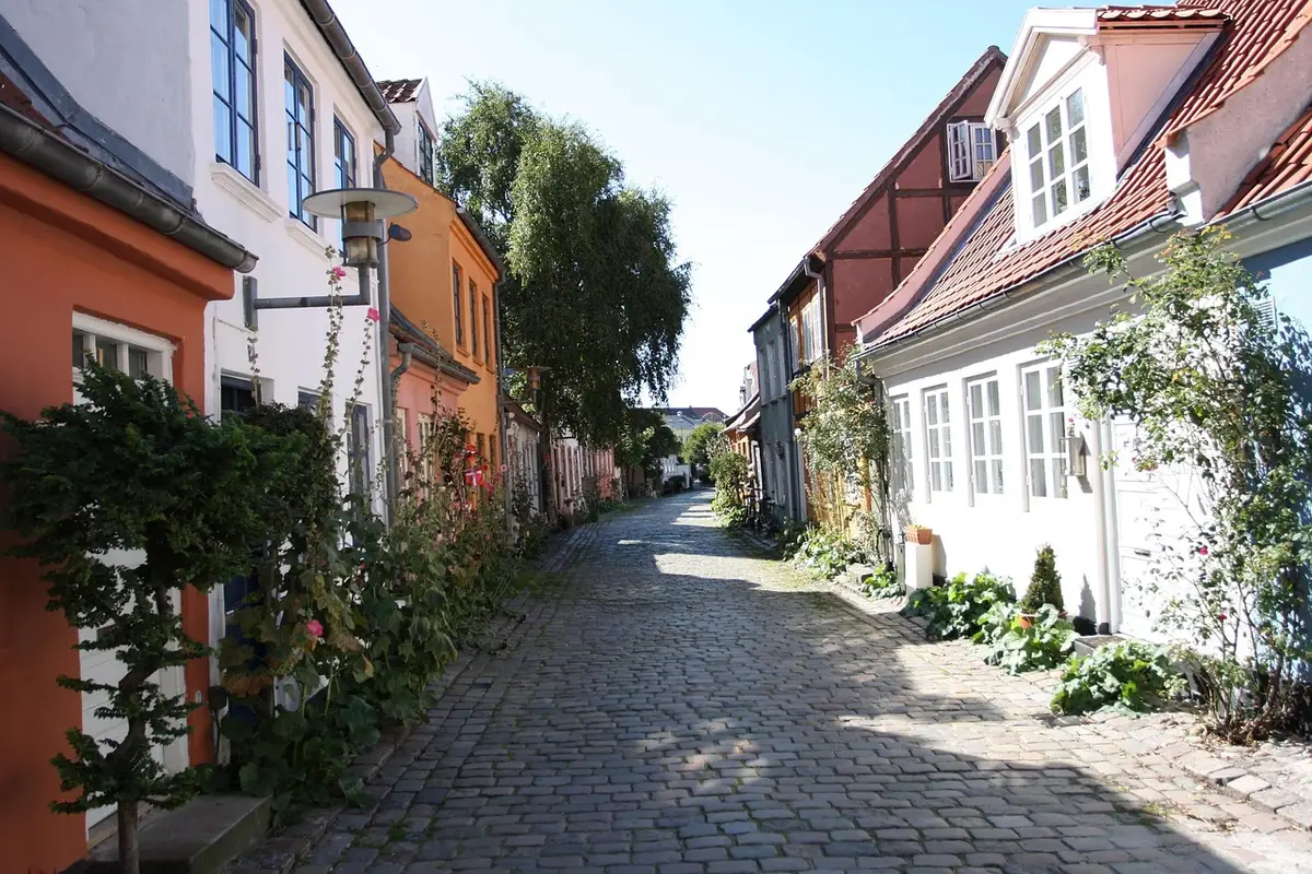 Ruelle étroite avec escaliers et façades colorées dans le Quartier Haut