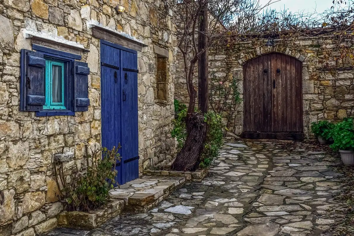 Ruelles provençales et maisons traditionnelles près d'un étang