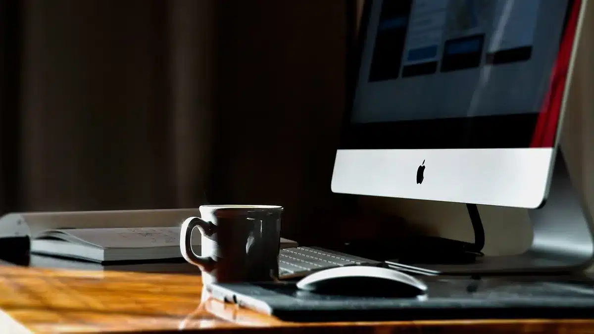 Bureau aménagé dans un grenier avec bureau et fenêtre de toit
