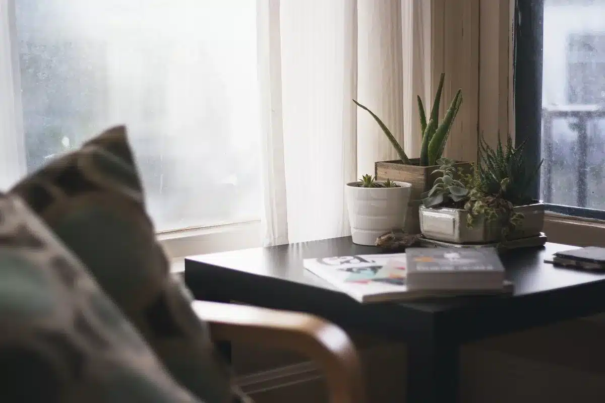 Intérieur avec meubles en bois et plaids textiles naturels