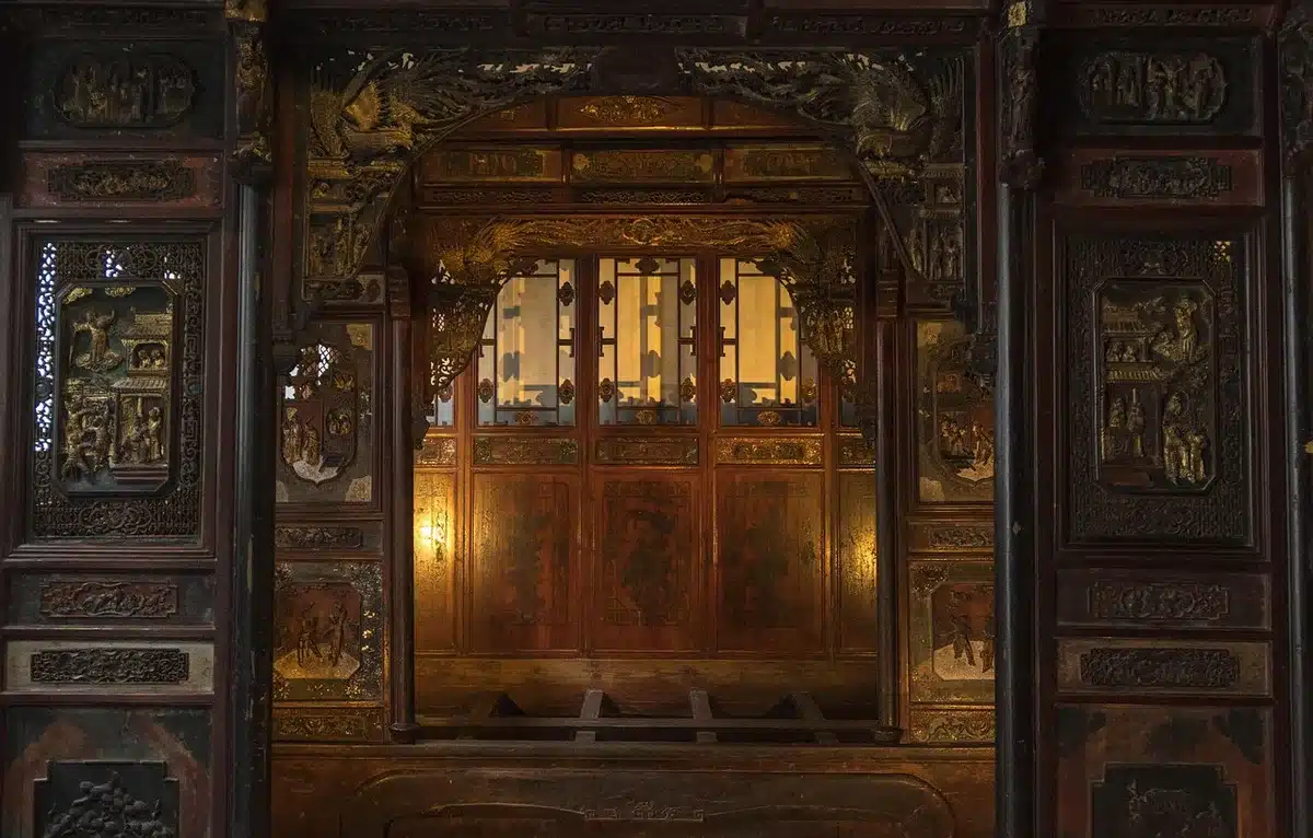 Console près d'une fenêtre avec objet décoratif et lumière naturelle