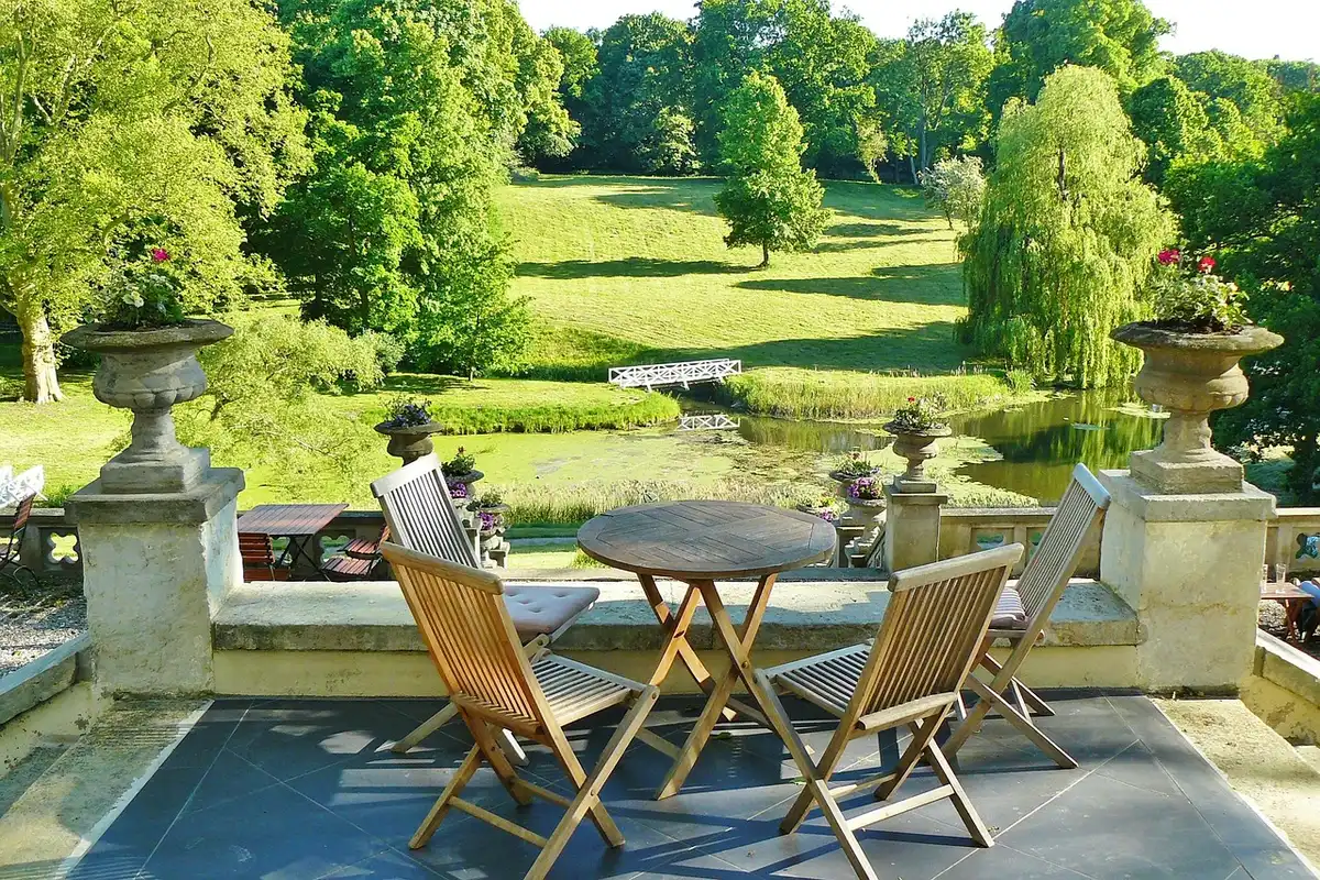 Table extensible sur terrasse en plein jour prête à recevoir des invités